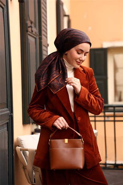 Twill İpek Eşarp Acı Kahve–Taba–Siyah Desenli Tok Duruşlu 90x90