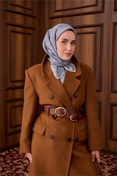 Twill İpek Eşarp Bebe Mavi–Ekru Desenli Tok Duruşlu 90x90
