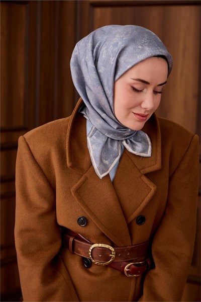 Twill İpek Eşarp Bebe Mavi–Ekru Desenli Tok Duruşlu 90x90