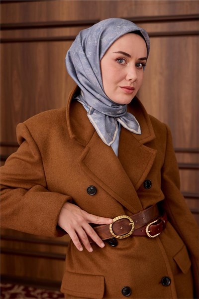 Twill İpek Eşarp Bebe Mavi–Ekru Desenli Tok Duruşlu 90x90