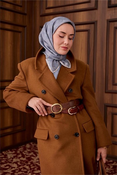 Twill İpek Eşarp Bebe Mavi–Ekru Desenli Tok Duruşlu 90x90