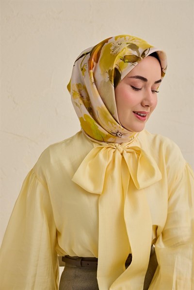 Twill İpek Eşarp Çiçek Desen Kırık Beyaz 90x90
