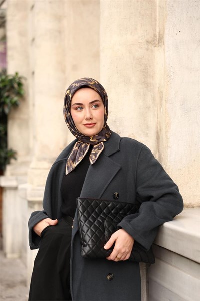Twill İpek Eşarp Füme–Siyah–Gold Desenli Tok Duruşlu 90x90