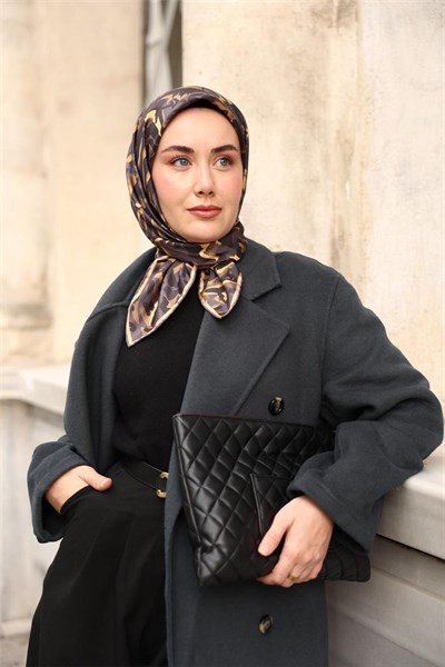 Twill İpek Eşarp Füme–Siyah–Gold Desenli Tok Duruşlu 90x90