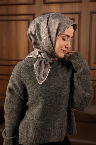 Twill İpek Eşarp Gri–Beyaz–Siyah Desenli Tok Duruşlu 90x90