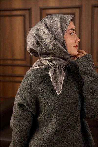 Twill İpek Eşarp Gri–Beyaz–Siyah Desenli Tok Duruşlu 90x90