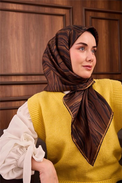 Twill İpek Eşarp Kahverengi Gold Geometrik Desenli Tok Duruşlu 90x90