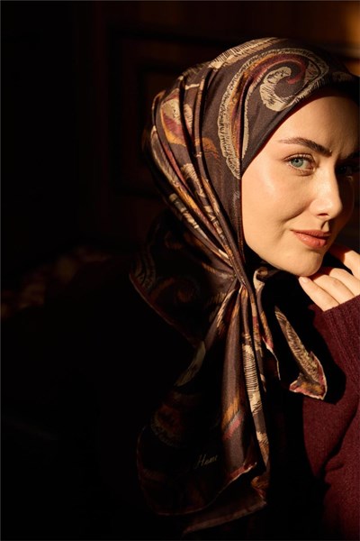 Twill İpek Eşarp Kahverengi–Vizon Desenli Tok Duruşlu Kaymaz 90x90
