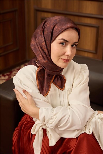 Twill İpek Eşarp Kiremit Bordo–Taba Desenli Tok Duruşlu 90x90