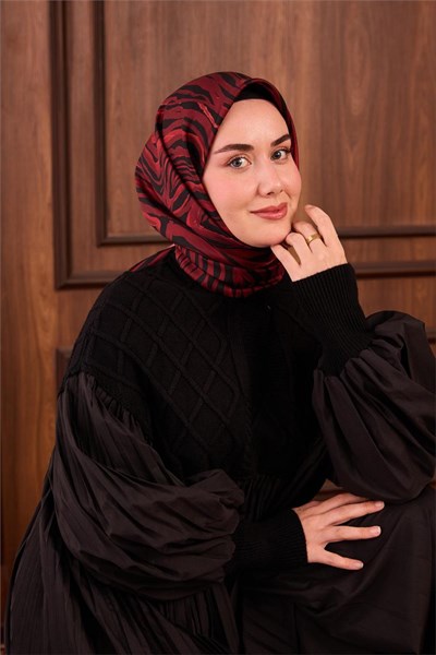 Twill İpek Eşarp Kırmızı Siyah Geometrik Desenli Tok Duruşlu 90x90