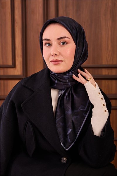 Twill İpek Eşarp Koyu Lacivert–Pastel Mavi Desenli Tok Duruşlu 90x90