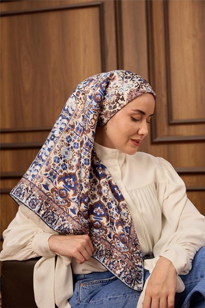 Twill İpek Eşarp Krem–Lacivert Desenli Tok Duruşlu Kaymaz 90x90