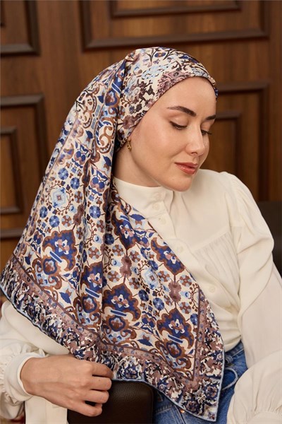 Twill İpek Eşarp Krem–Lacivert Desenli Tok Duruşlu Kaymaz 90x90