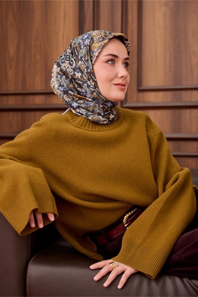 Twill İpek Eşarp Lacivert–Yağ Yeşili Desenli Tok Duruşlu Kaymaz 90x90