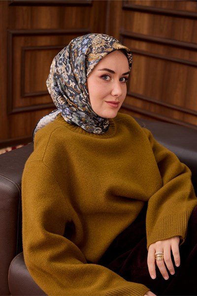 Twill İpek Eşarp Lacivert–Yağ Yeşili Desenli Tok Duruşlu Kaymaz 90x90