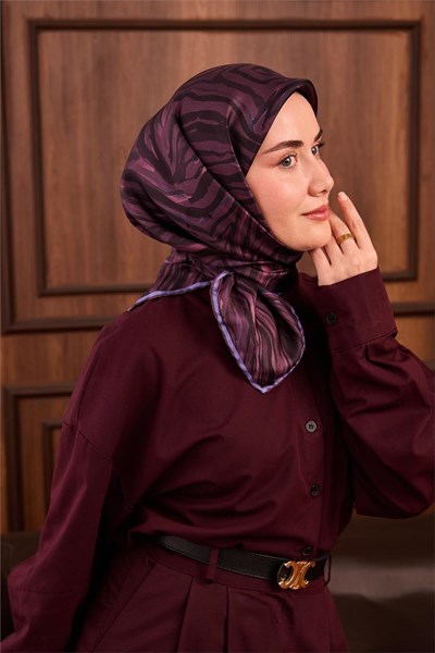 Twill İpek Eşarp Mürdüm Eflatun Geometrik Desenli Tok Duruşlu 90x90
