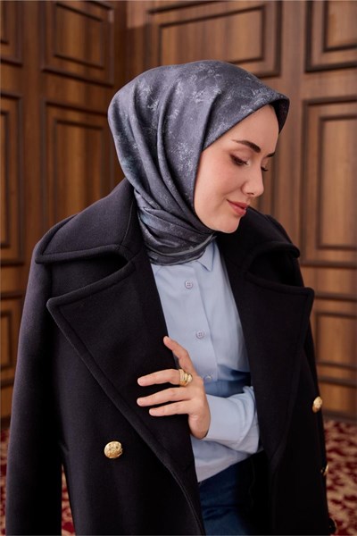 Twill İpek Eşarp Petrol Mavi–Bebe Mavi Desenli Tok Duruşlu 90x90
