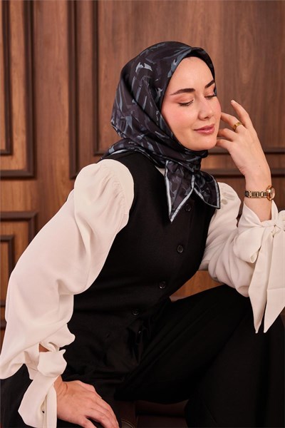 Twill İpek Eşarp Siyah–Bebe Mavi–Füme Desenli Tok Duruşlu 90x90