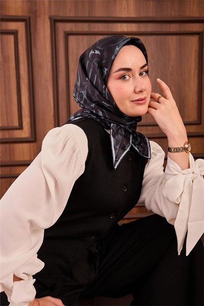 Twill İpek Eşarp Siyah–Bebe Mavi–Füme Desenli Tok Duruşlu 90x90