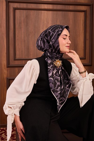 Twill İpek Eşarp Siyah–Çelik Mavi–Beyaz–Gümüş Desenli Tok Duruşlu 90x90