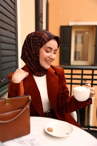 Twill İpek Eşarp Taba Füme Geometrik Desenli Tok Duruşlu 90x90