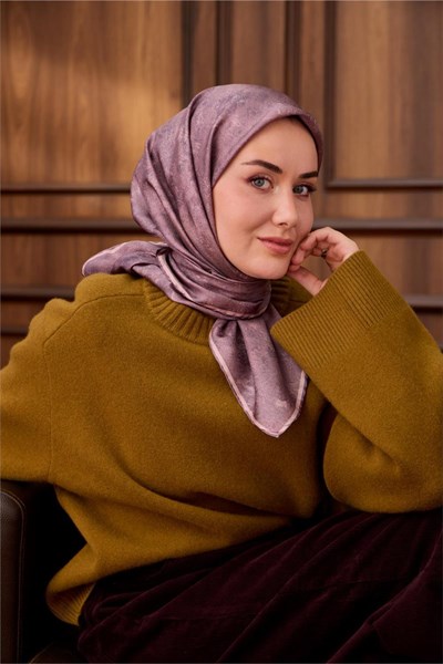 Twill İpek Eşarp Toz Pembe–Mor Desenli Tok Duruşlu 90x90