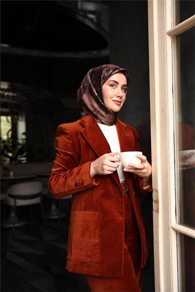 Twill İpek Eşarp Vizon-Mor Çiçek Desenli Tok Duruşlu Kaymaz 90x90