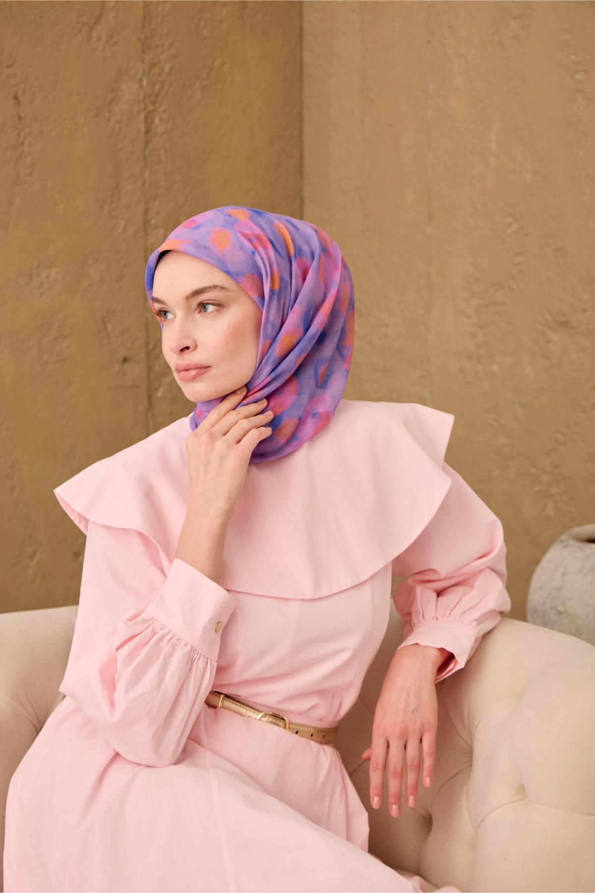 İnce Pamuk Soft Eşarp Eflatun-Pembe Turuncu Desenli Nefes Alan Tok Duruşlu 90x90