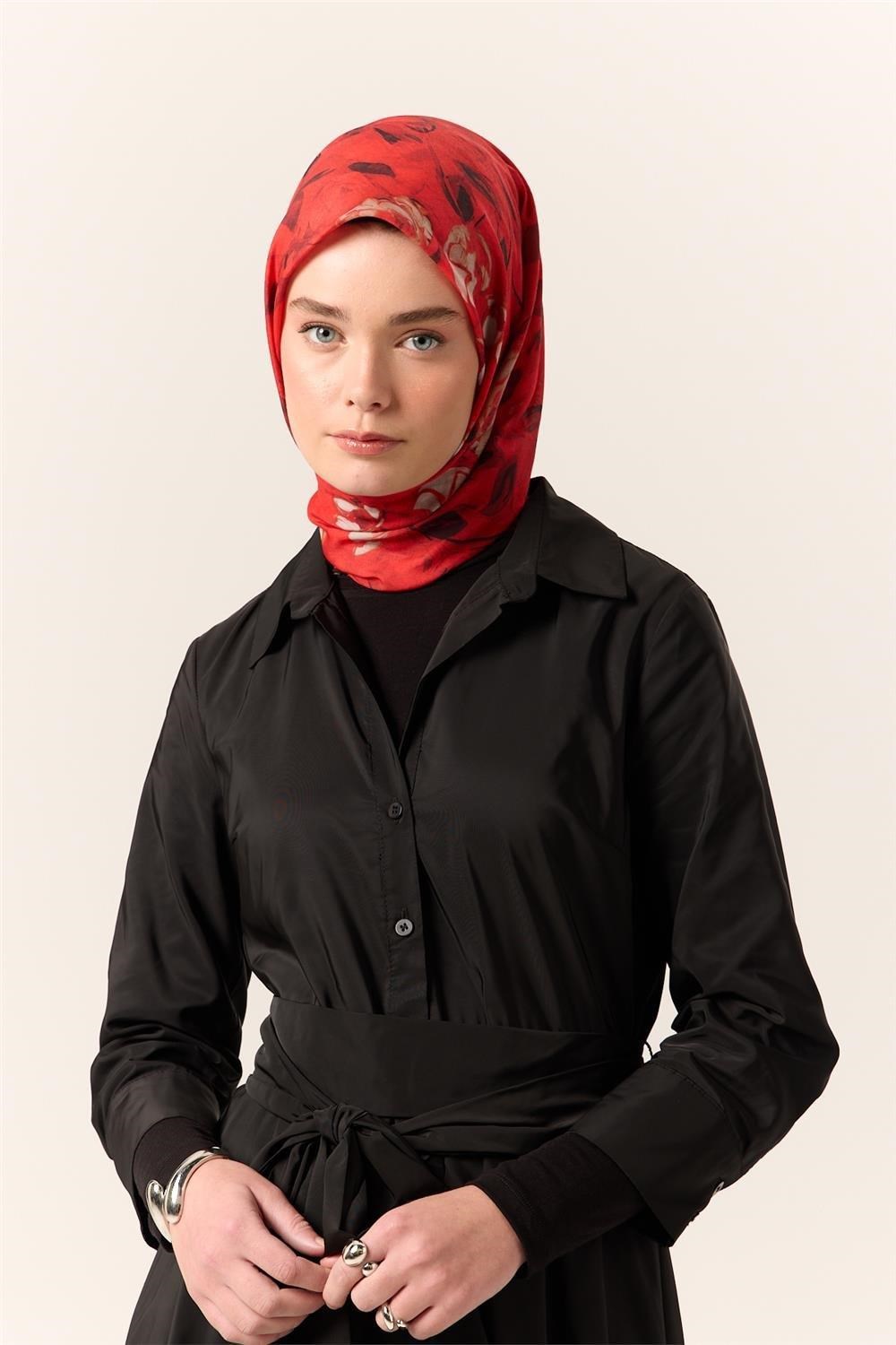 İnce Pamuk Soft Eşarp Kırmızı-Siyah Desenli Kaymaz Dokulu Tok Duruşlu 90x90