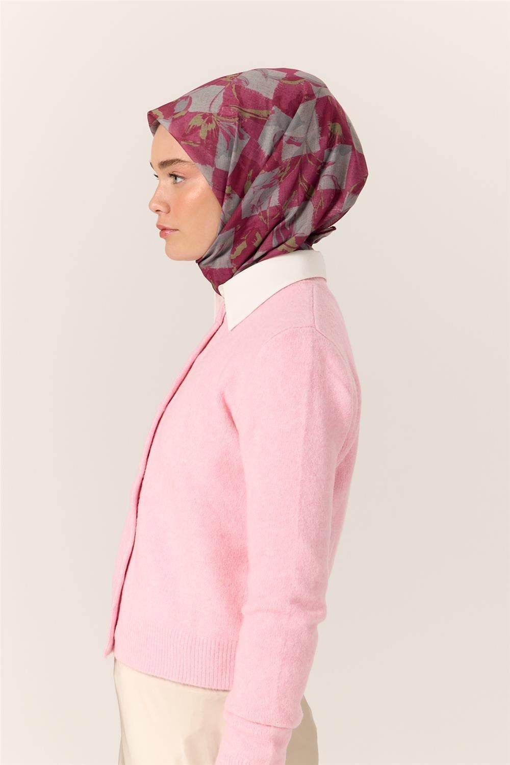 İnce Pamuk Soft Eşarp Pastel Pembe-Gri Desenli Kaymaz Dokulu Tok Duruşlu 90x90