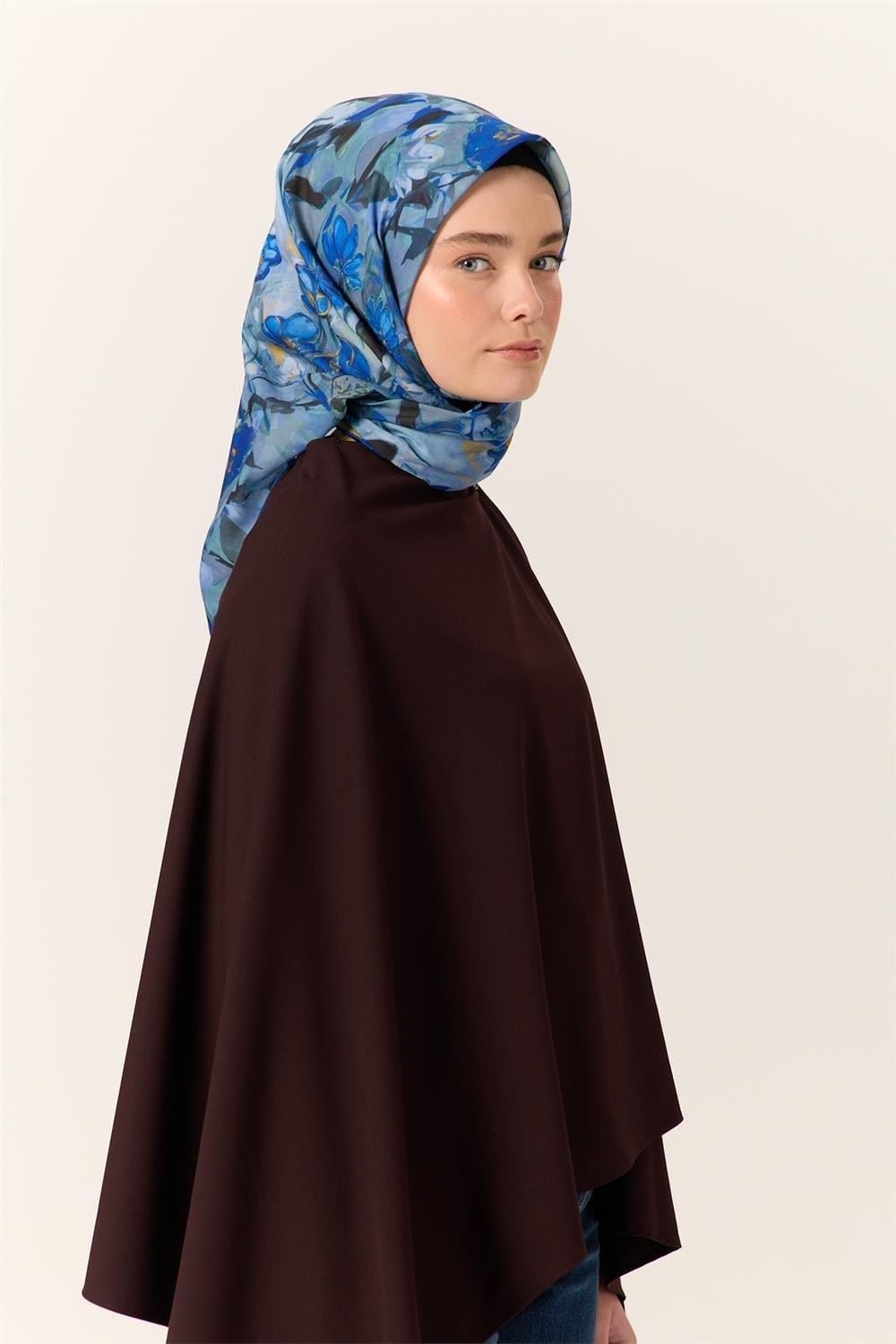 İnce Pamuk Soft Eşarp Saks-Bebe Mavi Desenli Kaymaz Dokulu Tok Duruşlu 90x90
