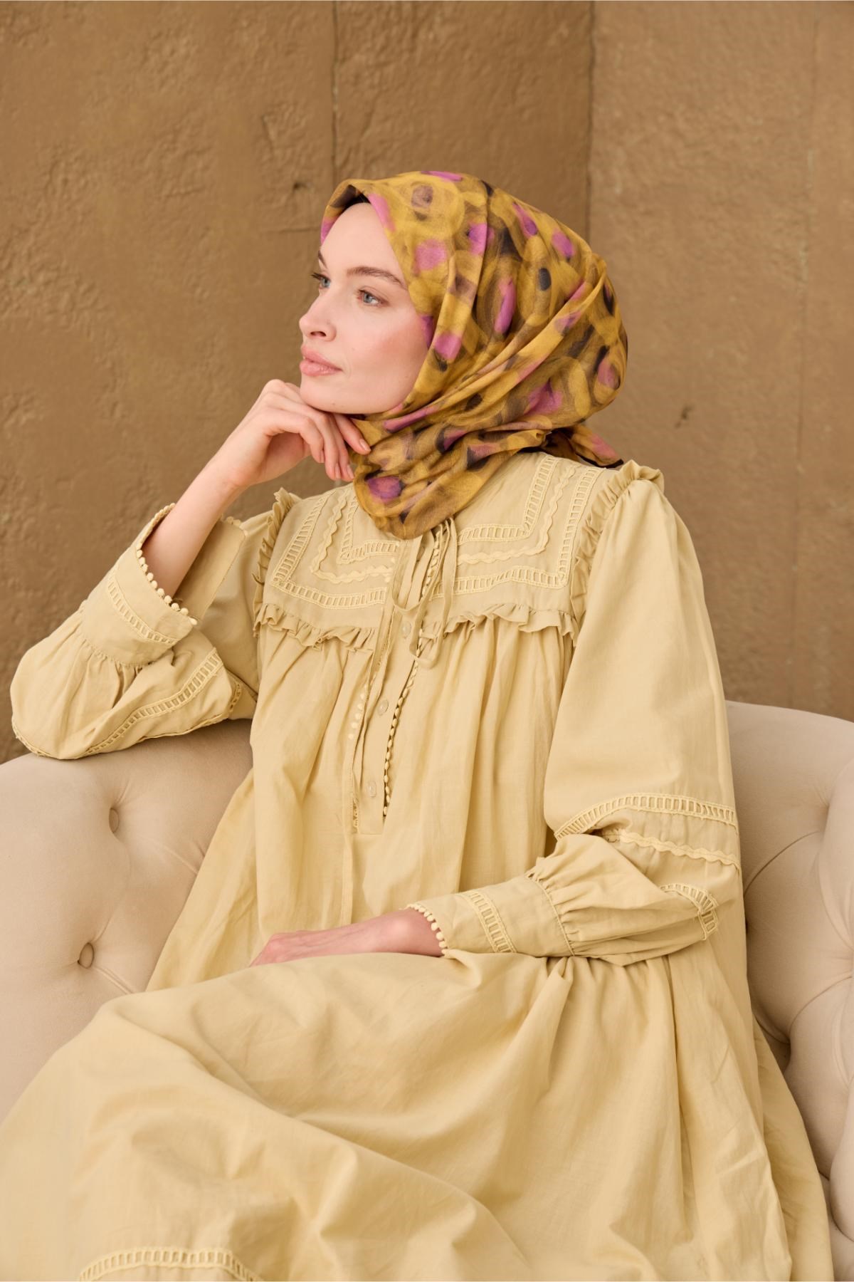 İnce Pamuk Soft Eşarp Siyah-Sarı-Pembe Desenli Kaymaz Dokulu Tok Duruşlu 90x90