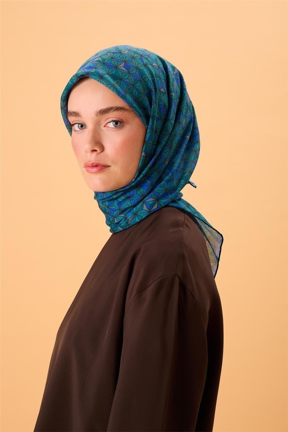 İnce Pamuk Soft Eşarp Zümrüt Morcivert Turkuaz Desenli Kaymaz Dokulu Tok Duruşlu 90x90