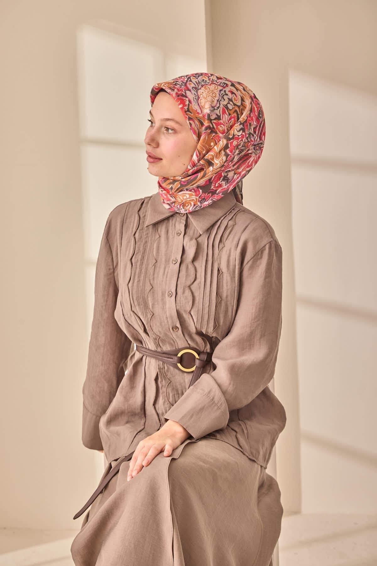 İpek Karışımlı Olinda Eşarp Siyah Taba Kırmızı Pembe Desenli Dört Mevsim 90x90