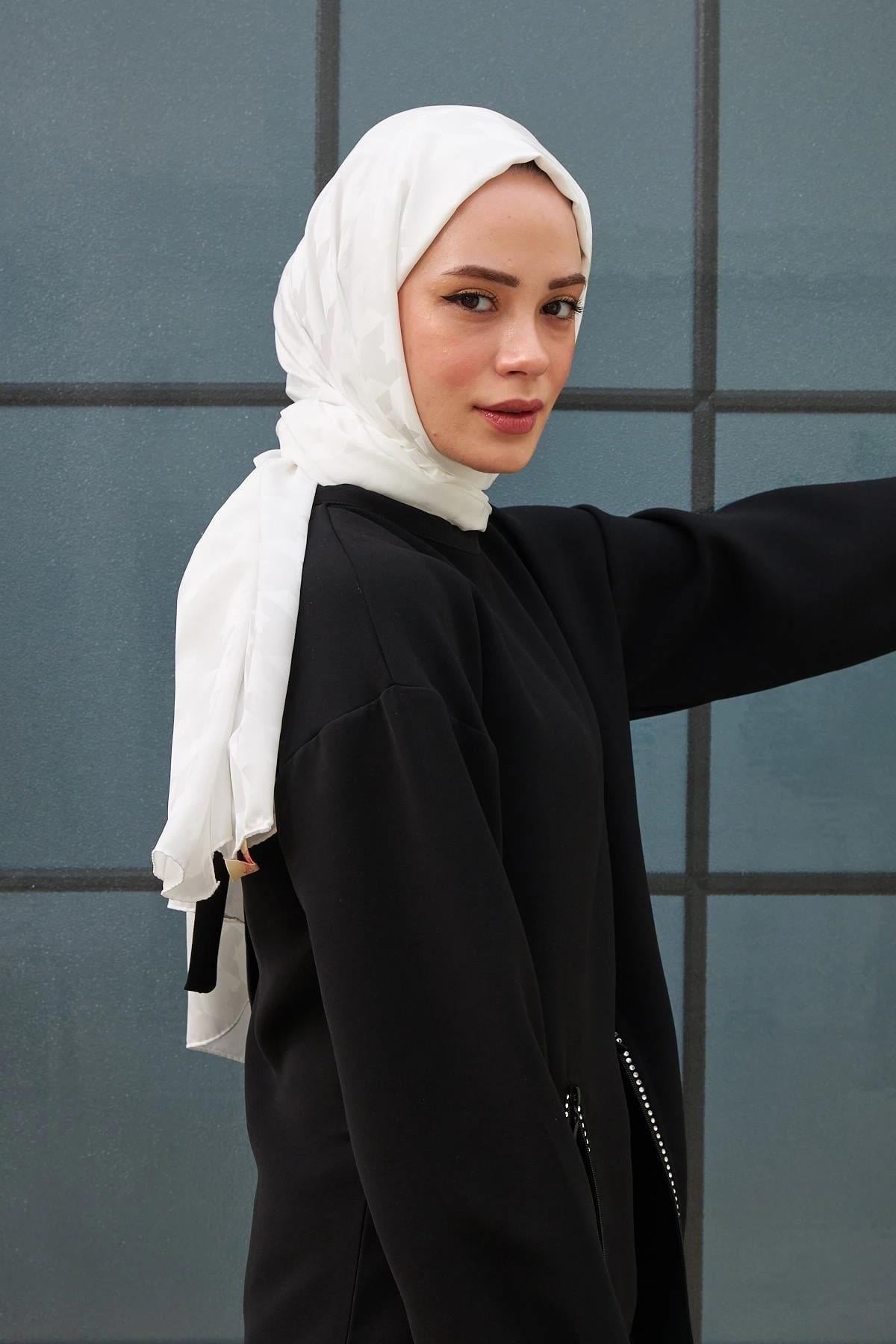 İpekli Jakar Serisi Kazayağı Desenli Beyaz Jakarlı Şal 9000-02