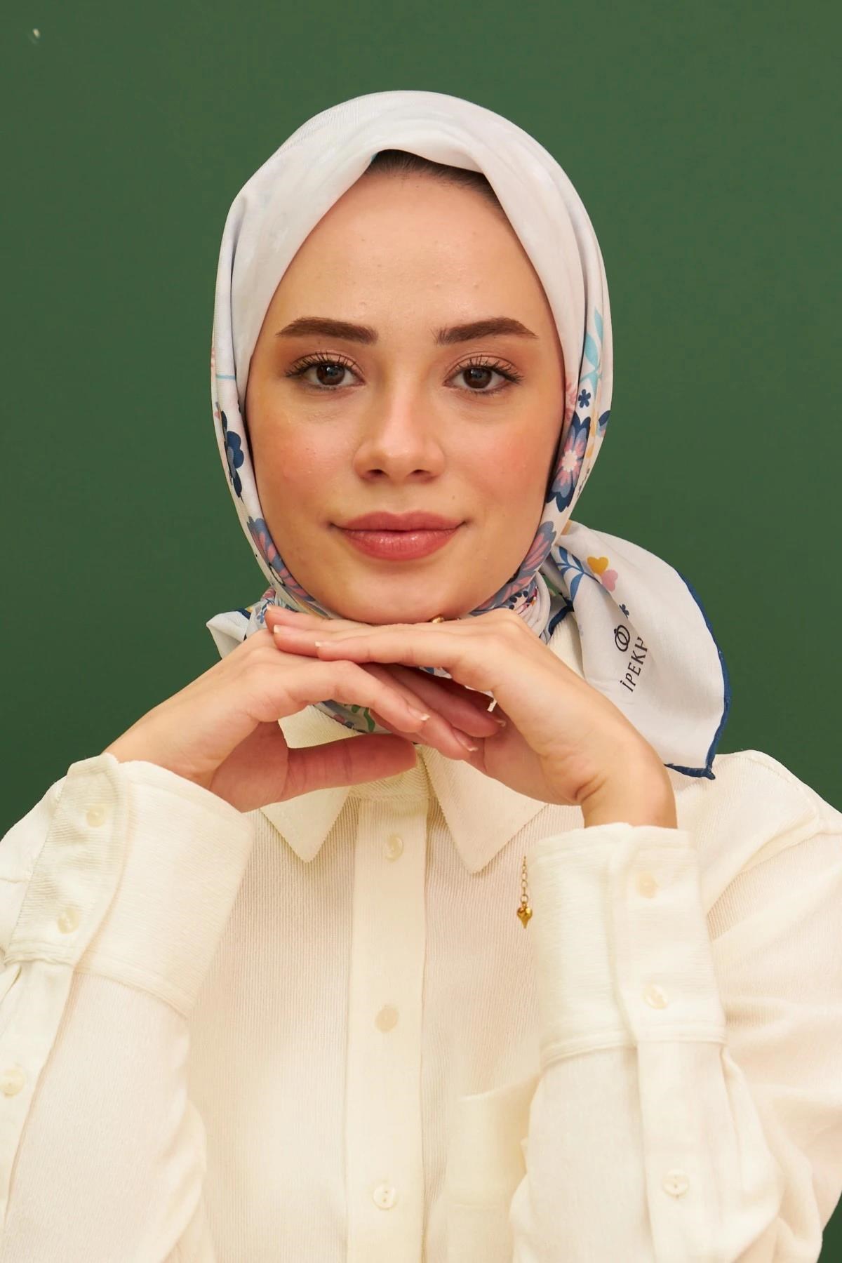Kalmia Beyaz Lacivert Pamuk Viskon Eşarp Modeli