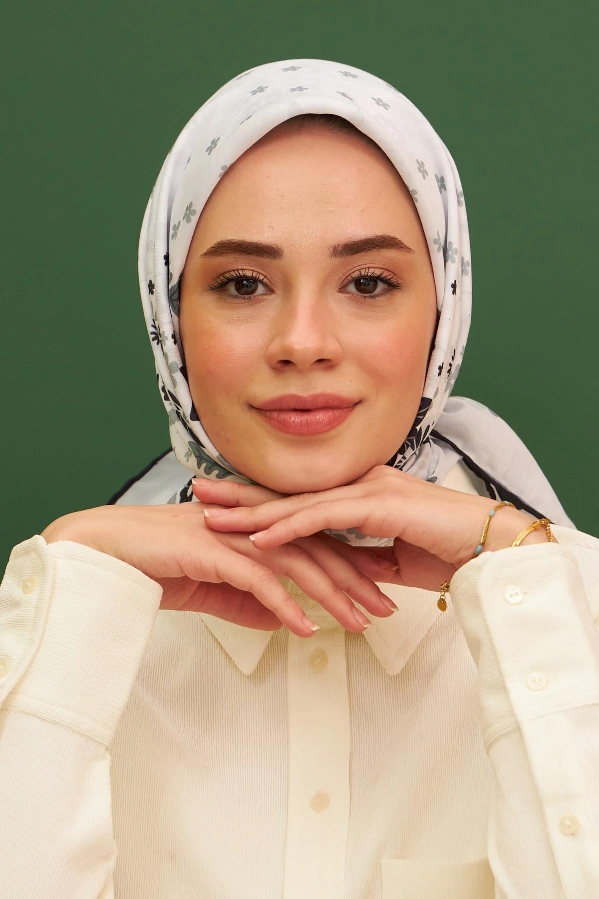 Kalmia Siyah Beyaz Pamuk Viskon Eşarp Modeli