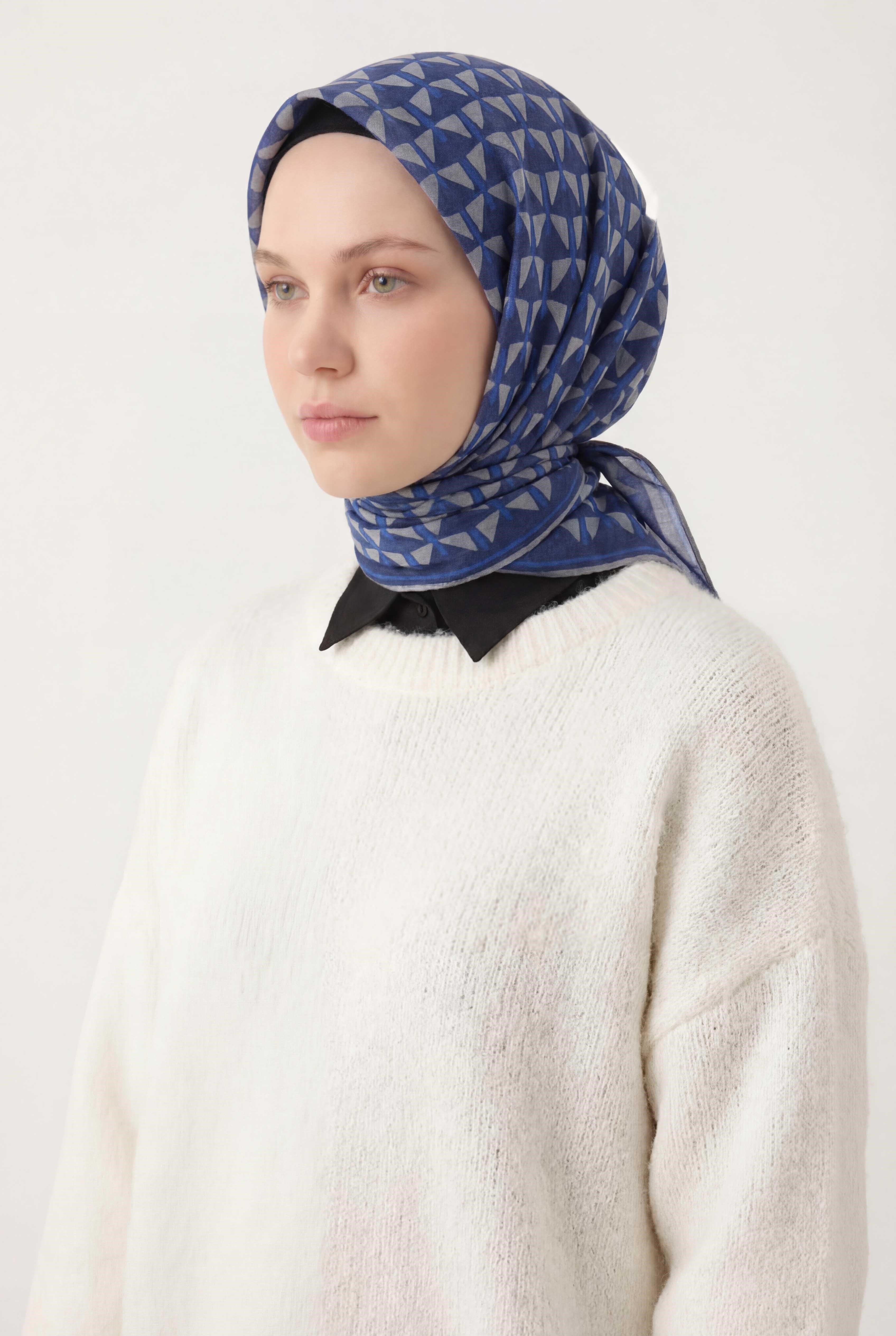 Pamuk Karışımlı Eşarp Gece Mavisi Geometrik Üçgen Desen Soft Dokulu Kaymaz 90X90