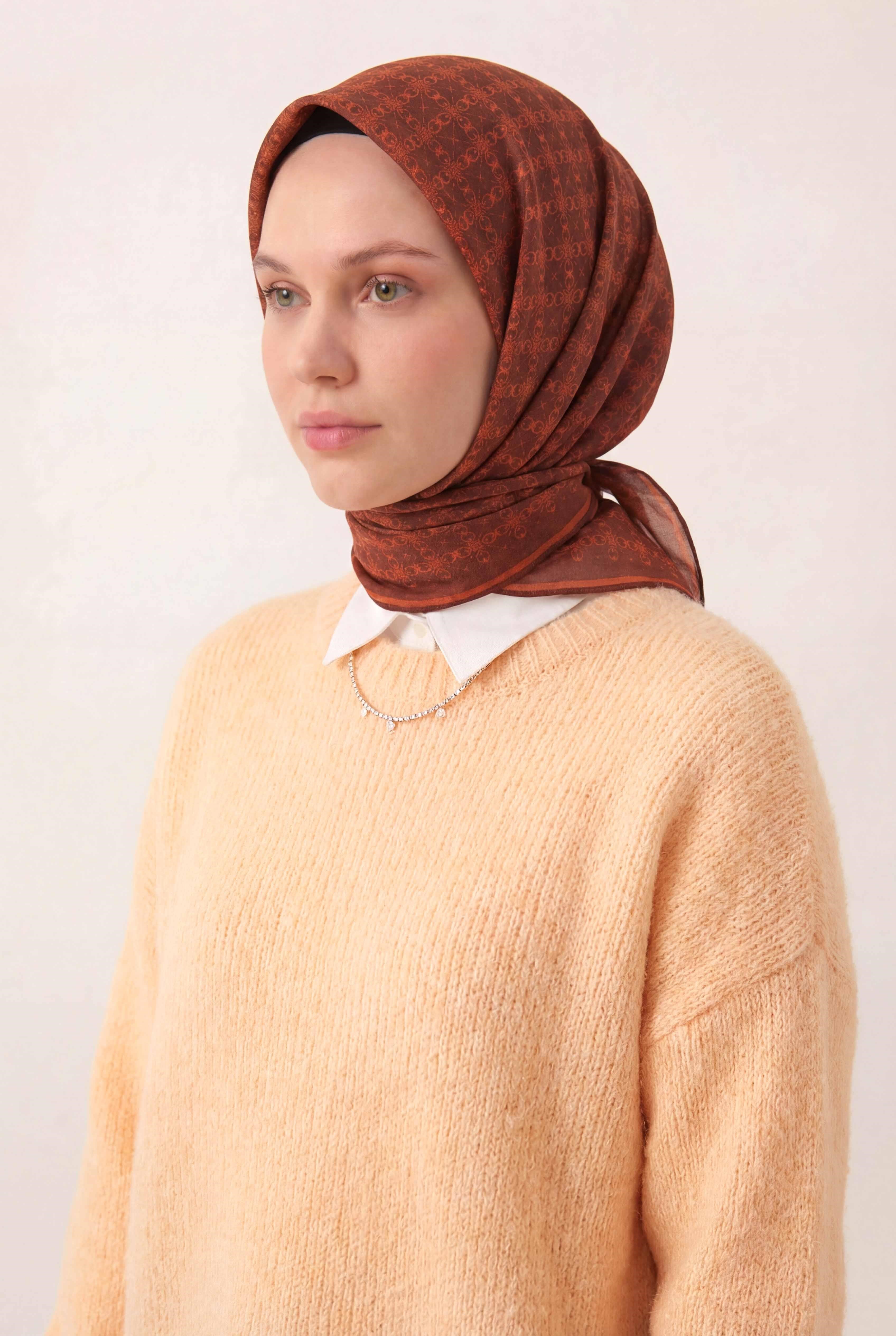 Pamuk Karışımlı Eşarp Kahve Çikolata Monogram Desen Soft Dokulu Kaymaz 90X90