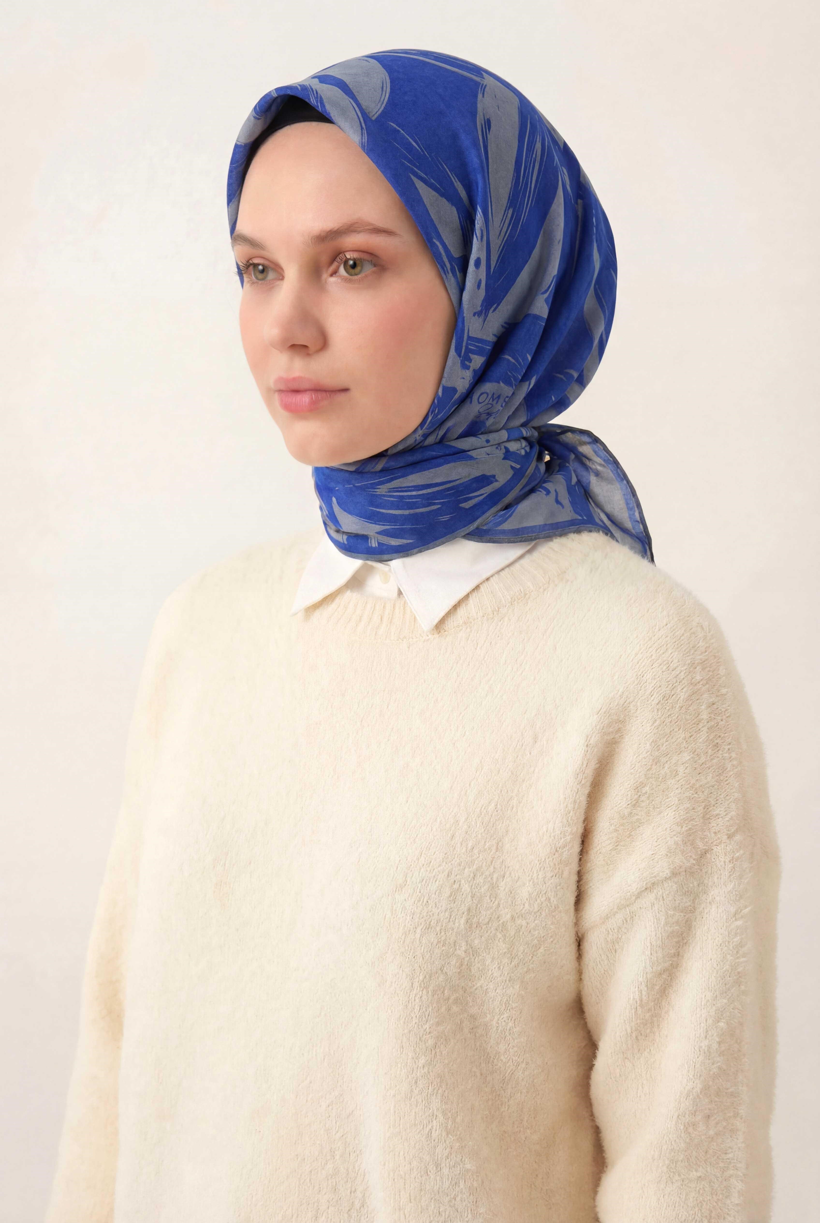 Pamuk Karışımlı Eşarp Mavi Gri Modern Flora Desen Soft Dokulu Kaymaz 90X90