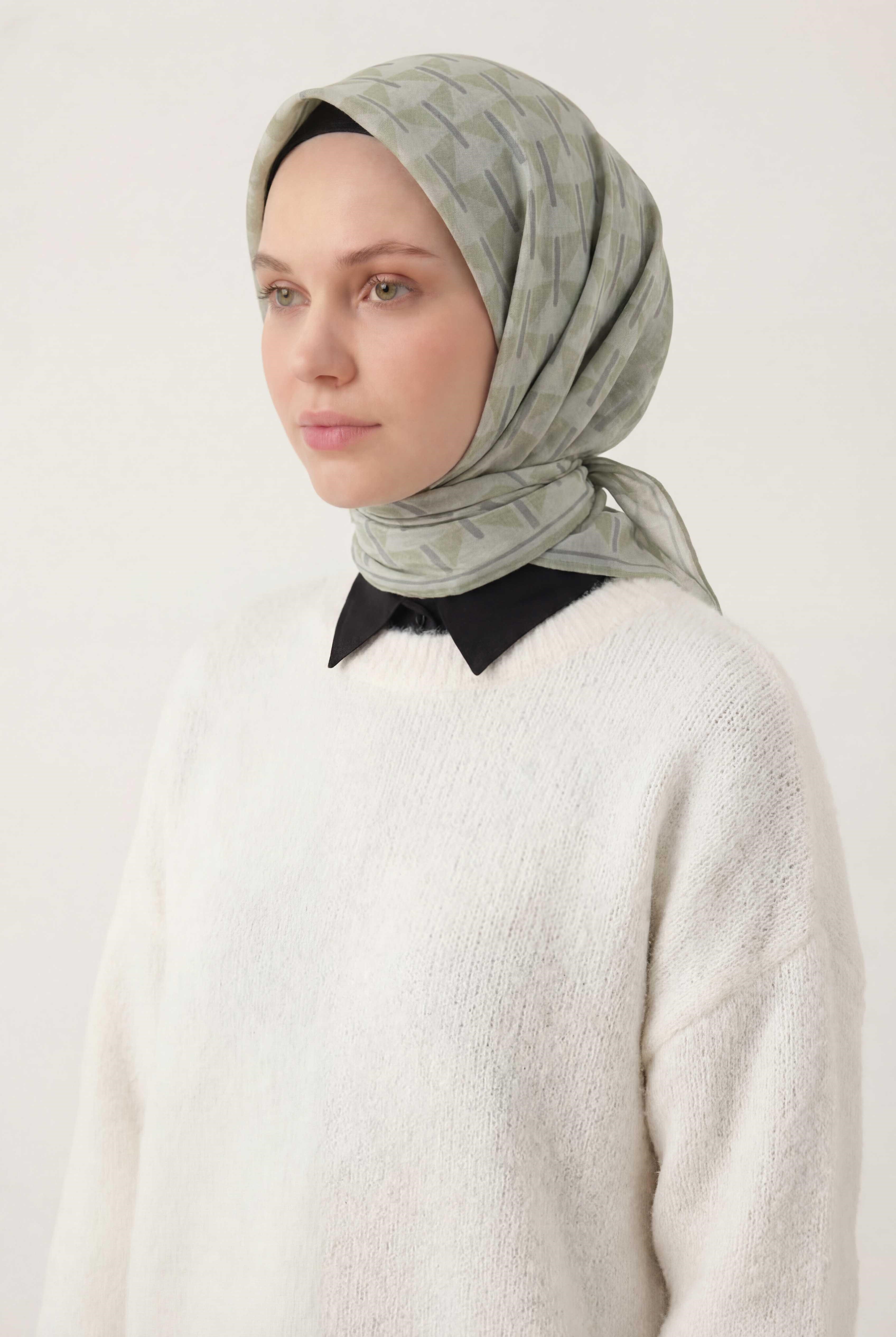 Pamuk Karışımlı Eşarp Mint Yeşili Geometrik Üçgen Desen Soft Dokulu Kaymaz 90X90