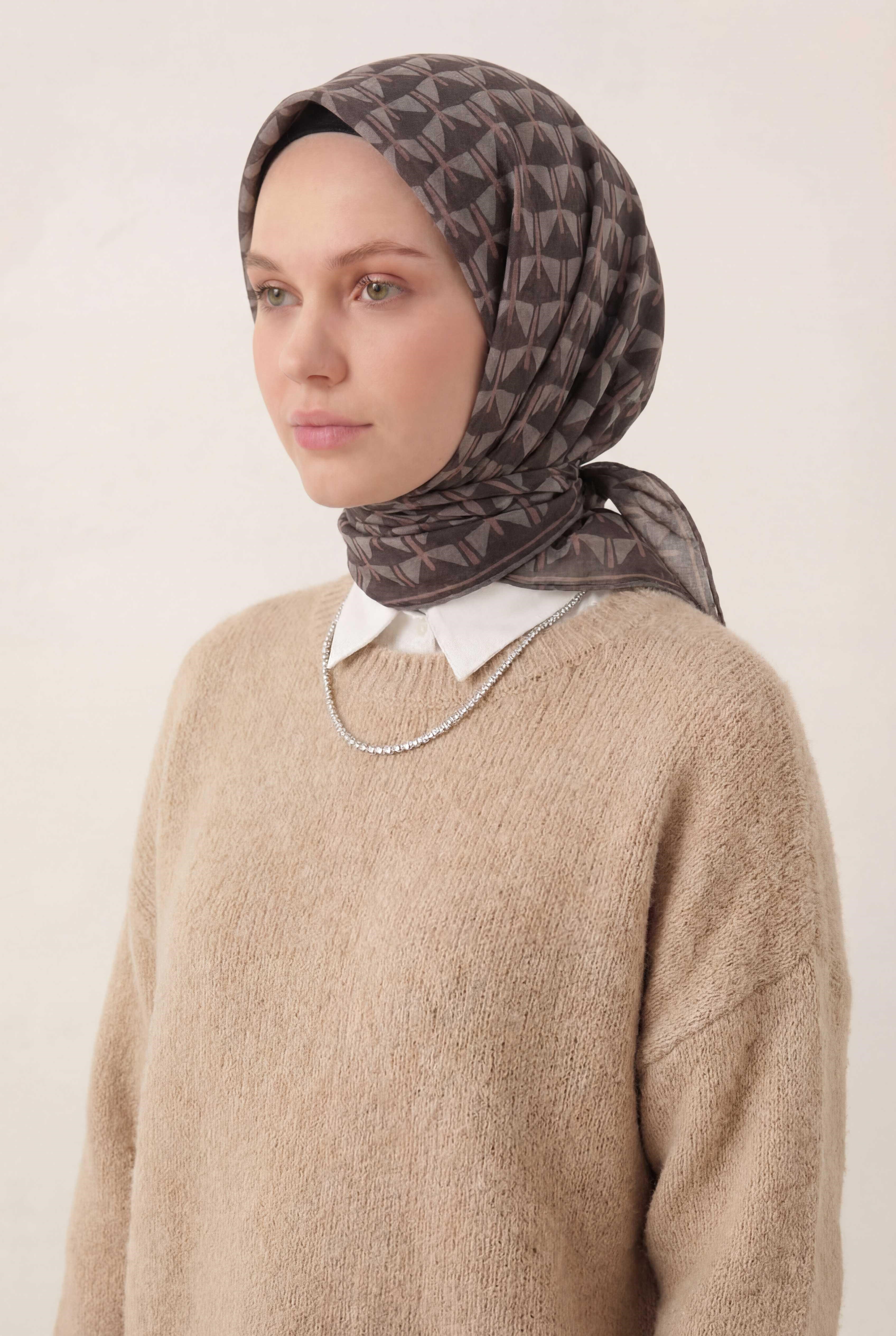 Pamuk Karışımlı Eşarp Siyah Geometrik Üçgen Desen Soft Dokulu Kaymaz 90X90