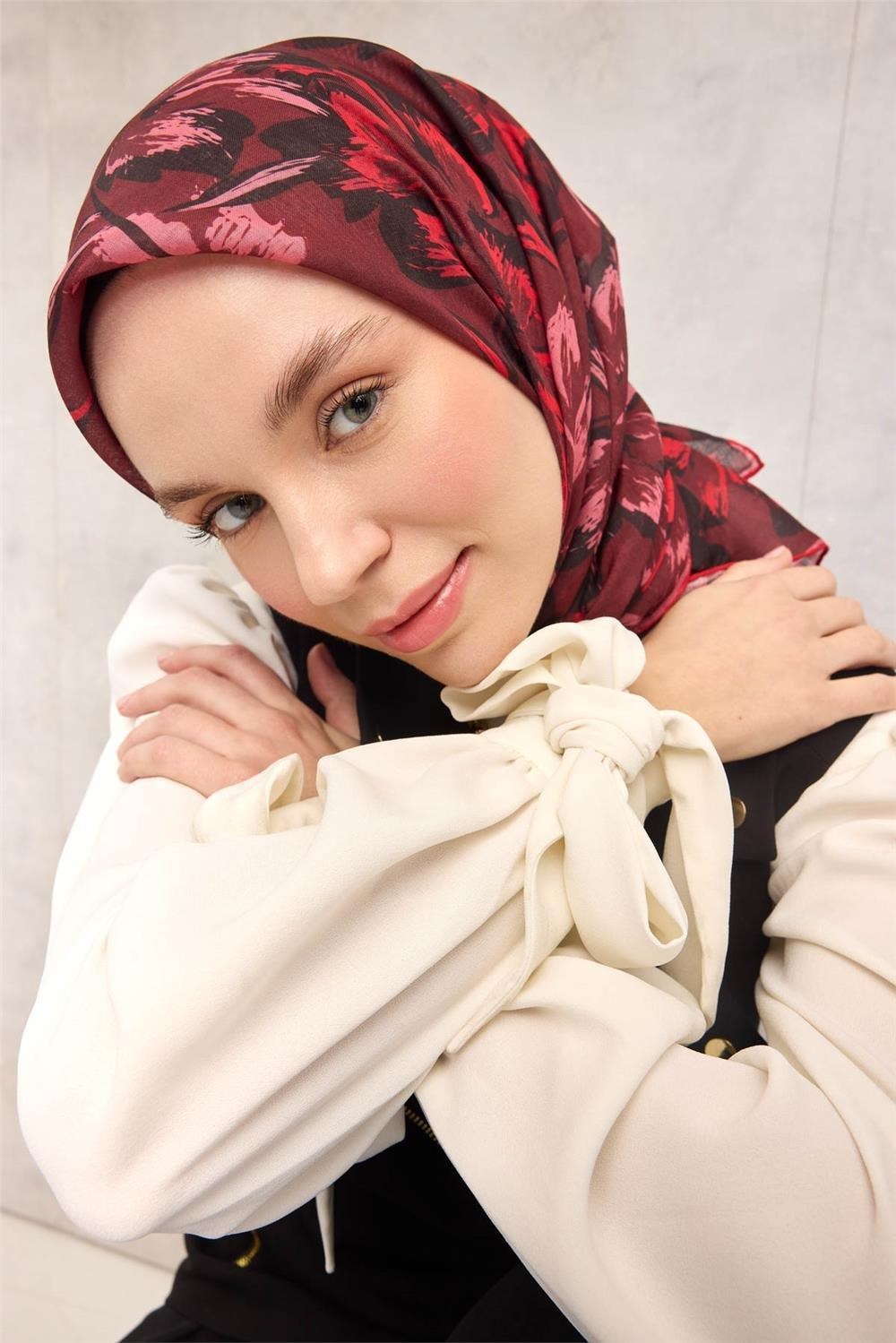 Pamuk Polyester Eşarp Bordo Büyük Papatya Desenli Soft Dokulu Kaymaz 90x90