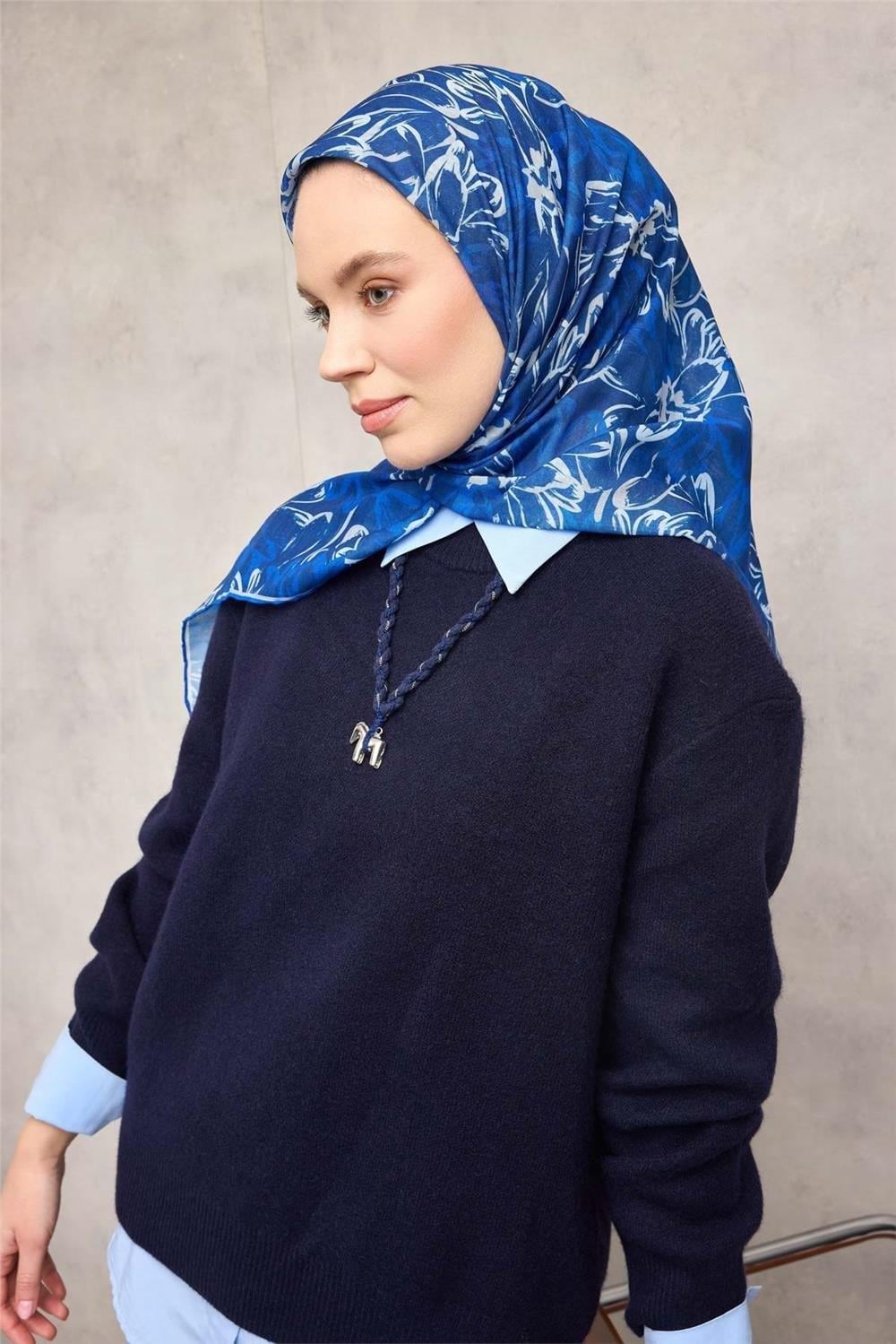 Pamuk Polyester Eşarp Gece Mavisi-Beyaz Saks Taş Botanik Desenli Soft Dokulu Tok Duruşlu 90x90