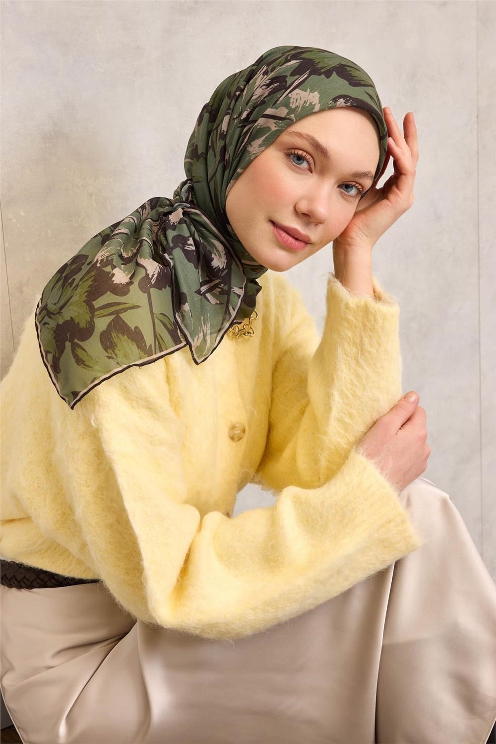 Pamuk Polyester Eşarp Haki Yeşili Büyük Papatya Desenli Soft Dokulu Kaymaz 90x90