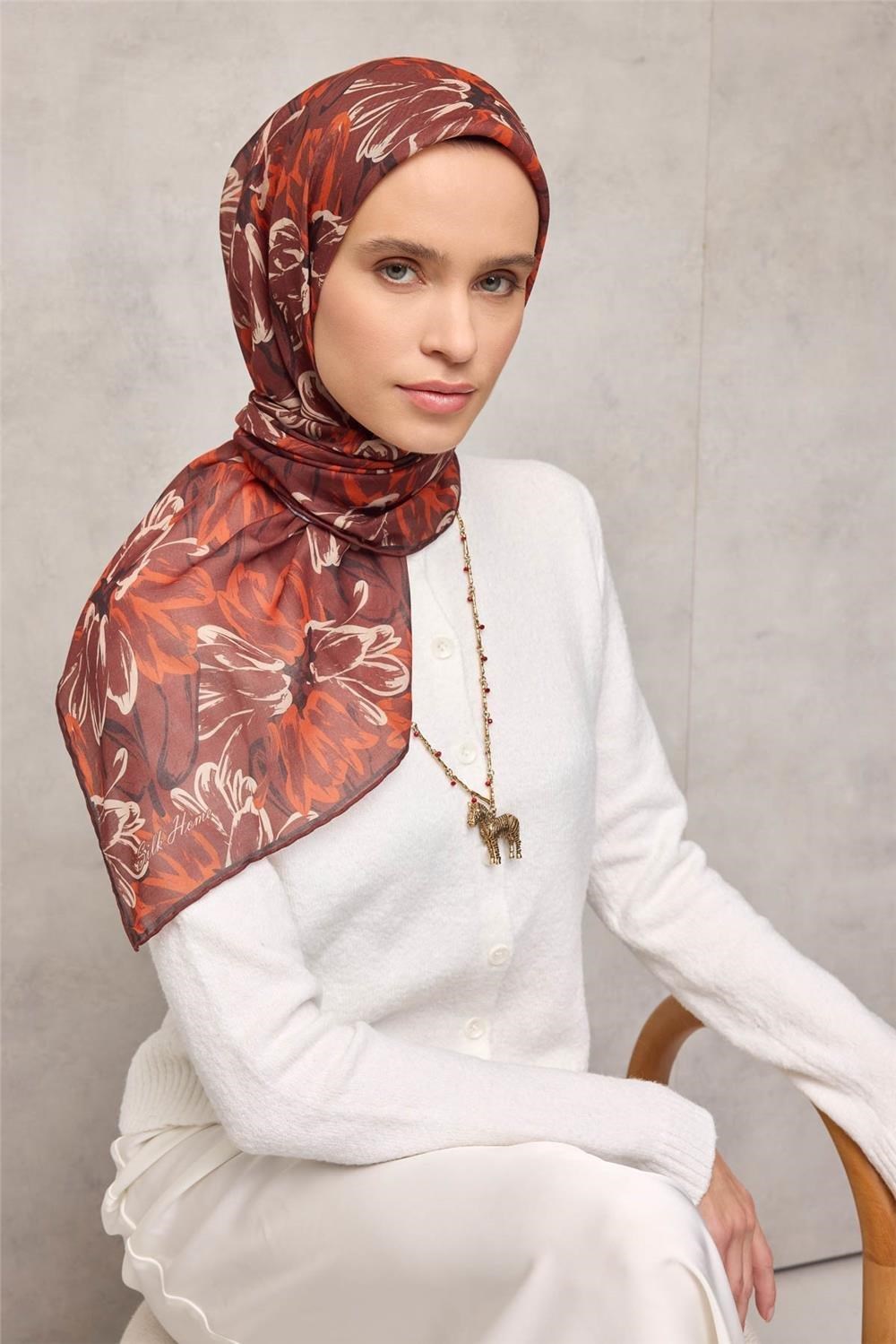 Pamuk Polyester Eşarp Kahverengi-Turuncu Bej Siyah Botanik Desenli Soft Dokulu Tok Duruşlu 90x90