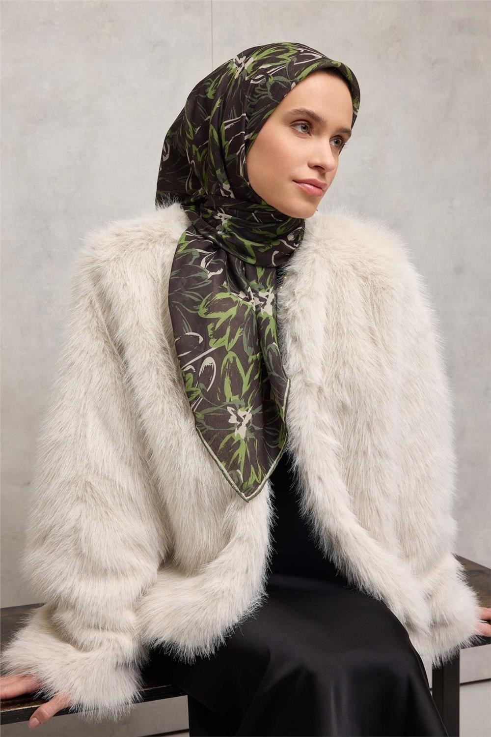 Pamuk Polyester Eşarp Siyah-Haki Yeşil Bej Botanik Desenli Soft Dokulu Tok Duruşlu 90x90