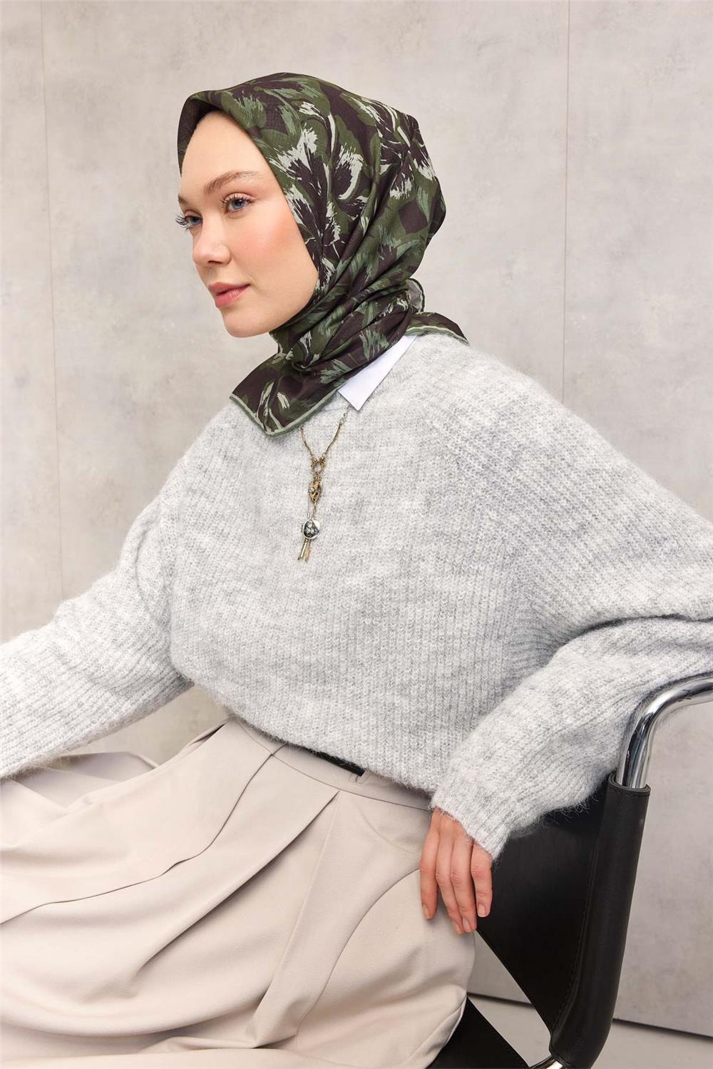 Pamuk Polyester Soft Eşarp Büyük Papatya Desen Koyu Siyah 90x90