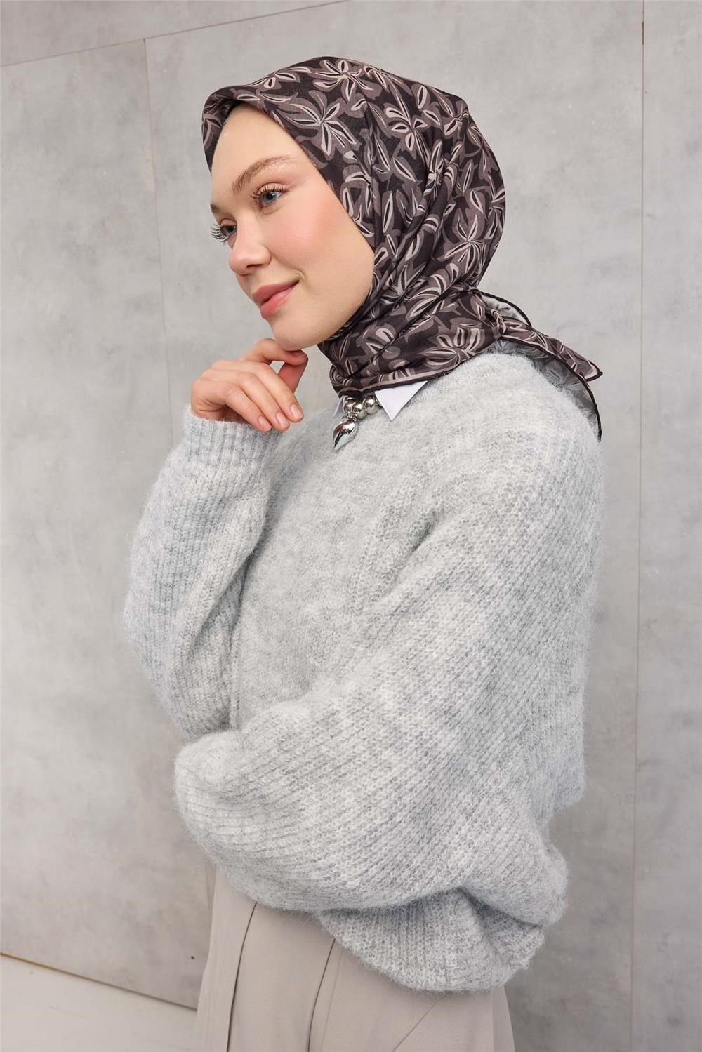 Pamuk Polyester Soft Eşarp Kahve-Siyah Flora Desenli Kaymaz Dokulu 90x90