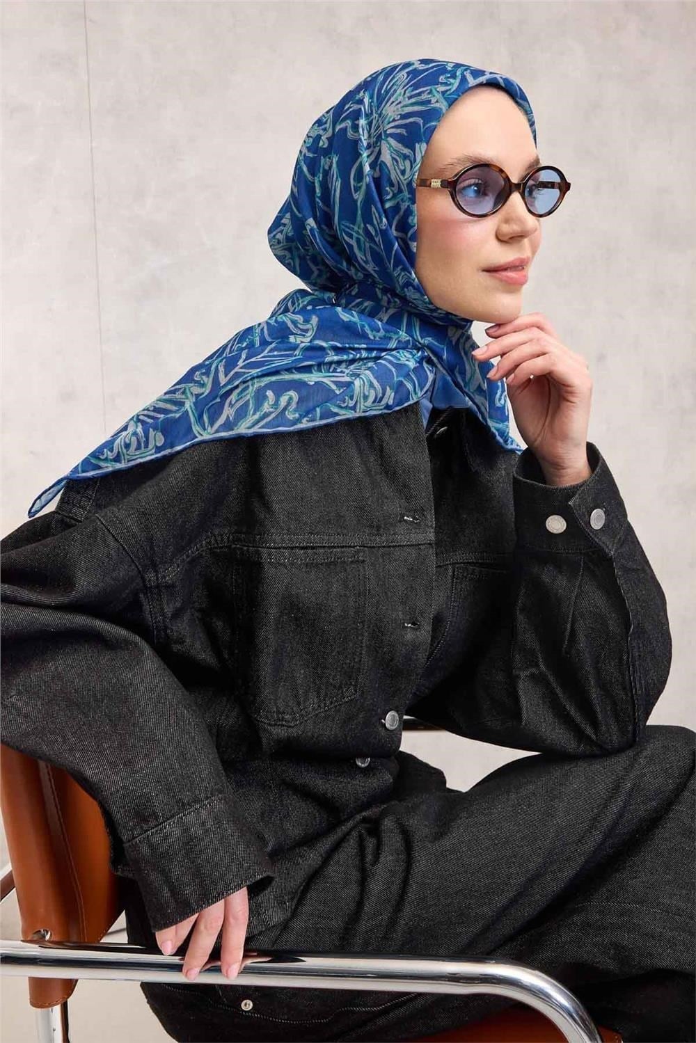 Pamuk Polyester Soft Eşarp Koyu Mavi Lilium Desenli Kaymaz Dokulu 90x90